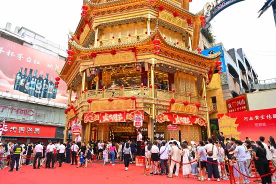 七夕“浪漫经济”带动实体店销售，黄金珠宝、服饰美妆等抖音团购销售额增长超2倍(图3)