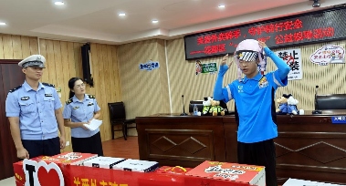 广州花都警企协联动 九号公司助力“一盔一带”，守护外卖骑手安全骑行(图3)